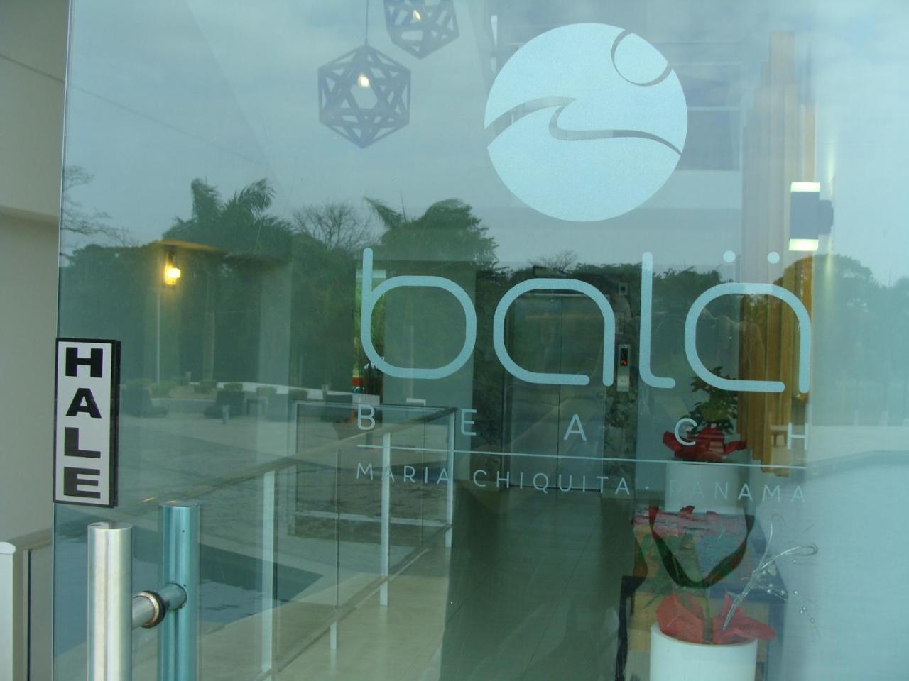 En Balabeach Maria Chiquita In Front Of The 2hab *