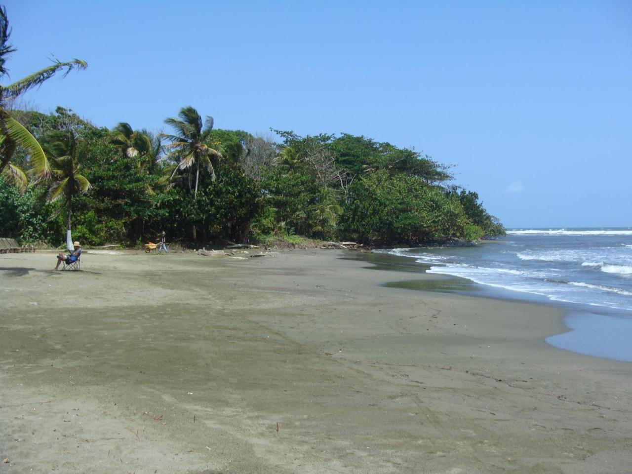 En Balabeach Maria Chiquita In Front Of The 2hab * Colon