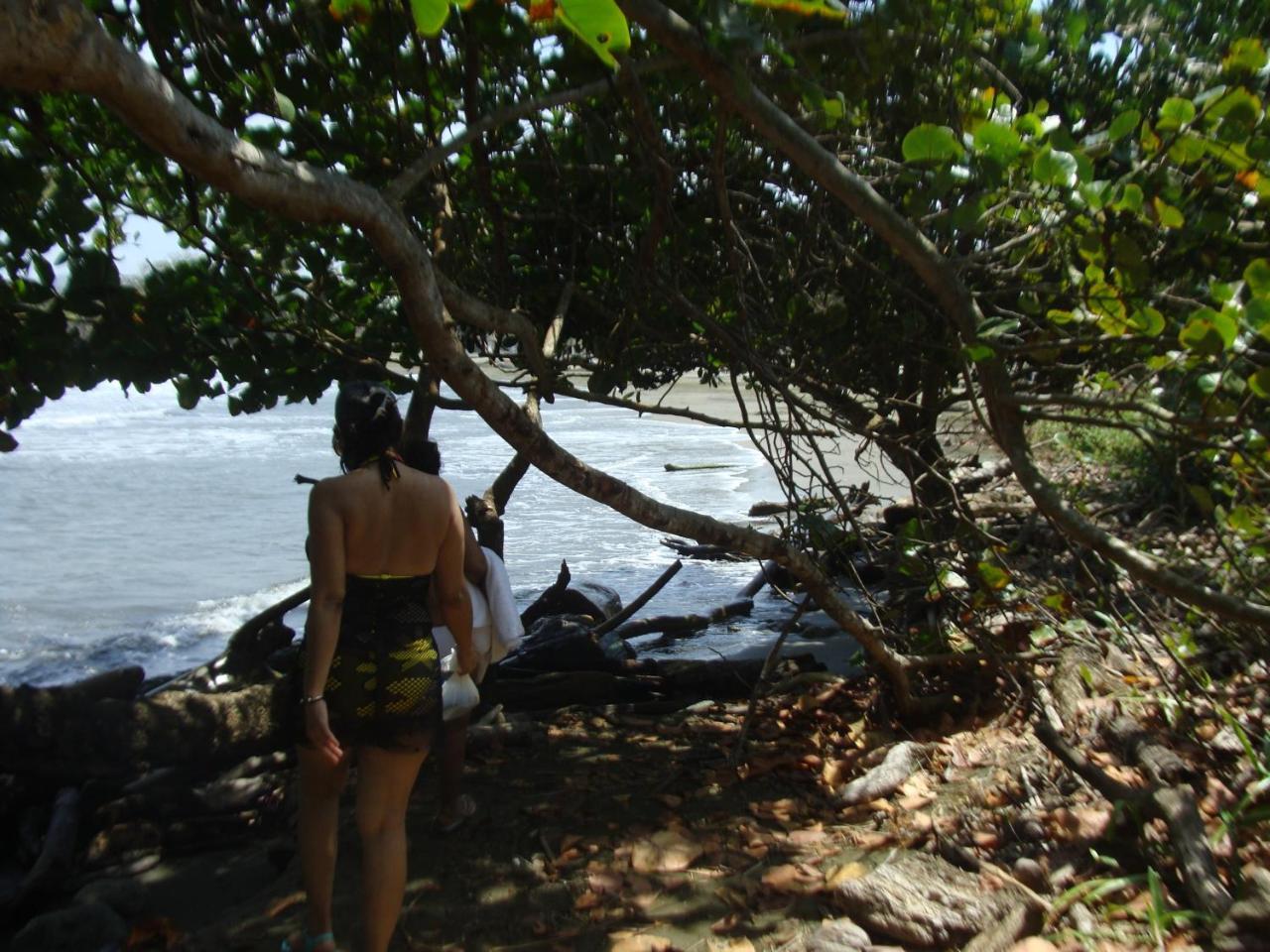 En Balabeach Maria Chiquita In Front Of The 2hab Apartamento Colon